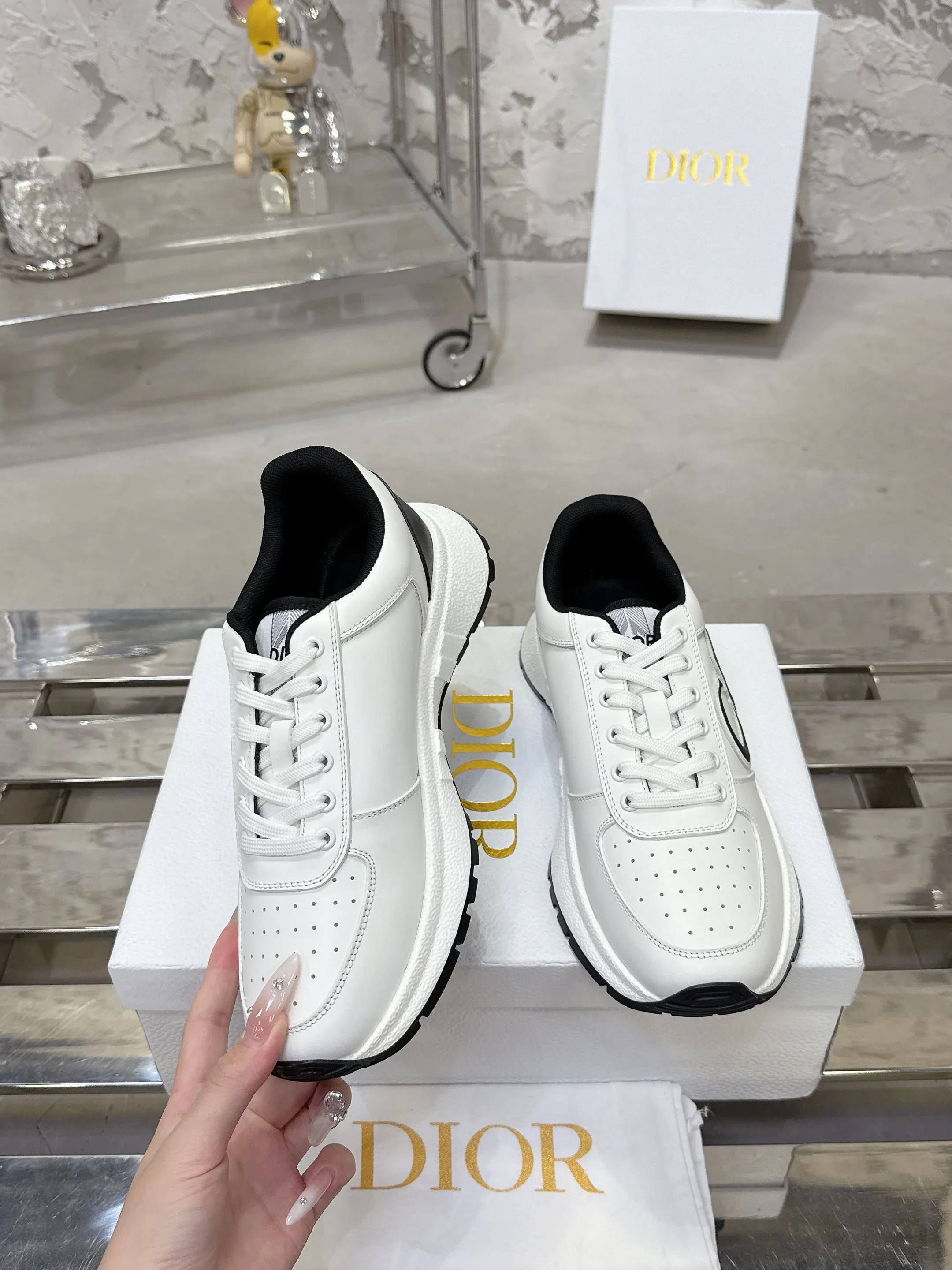 [Dior Dior] P: 660💰Couple model Size: Female: 35-40 (41 customized), male 39-44. (45 customized) 2025 Dior Dior autumn and winter new couple model, thick-soled casual sports shoes, original purchase and development, reinterpret sports style with elegant and fashionable shape. The upper is crafted from white mesh fabric and features the Christian Dior Paris signature on the laces and heel. The exquisite two-color sole is light and soft, which can add a high-end temperament to all kinds of casual looks. The delivery counter is exquisitely packaged🛍📦 ▪️Material: Original custom imported first-layer cowhide ▪️Inner lining: Imported soft sheepskin lining ▪️Sole: Original open-molded anti-slip rubber material ▪️Sole thickness: 4CM